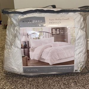 White queen comforter
